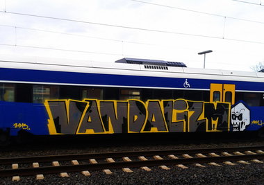 Graffiti Train - Photo by daREALziegenpeter - vandalizm, abm (2013)