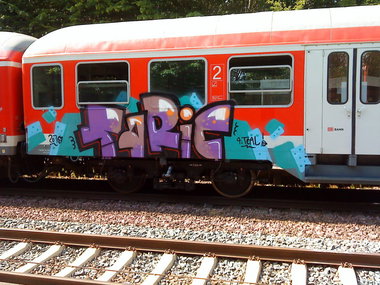 Graffiti Train - Photo by daREALziegenpeter - taric (2010)