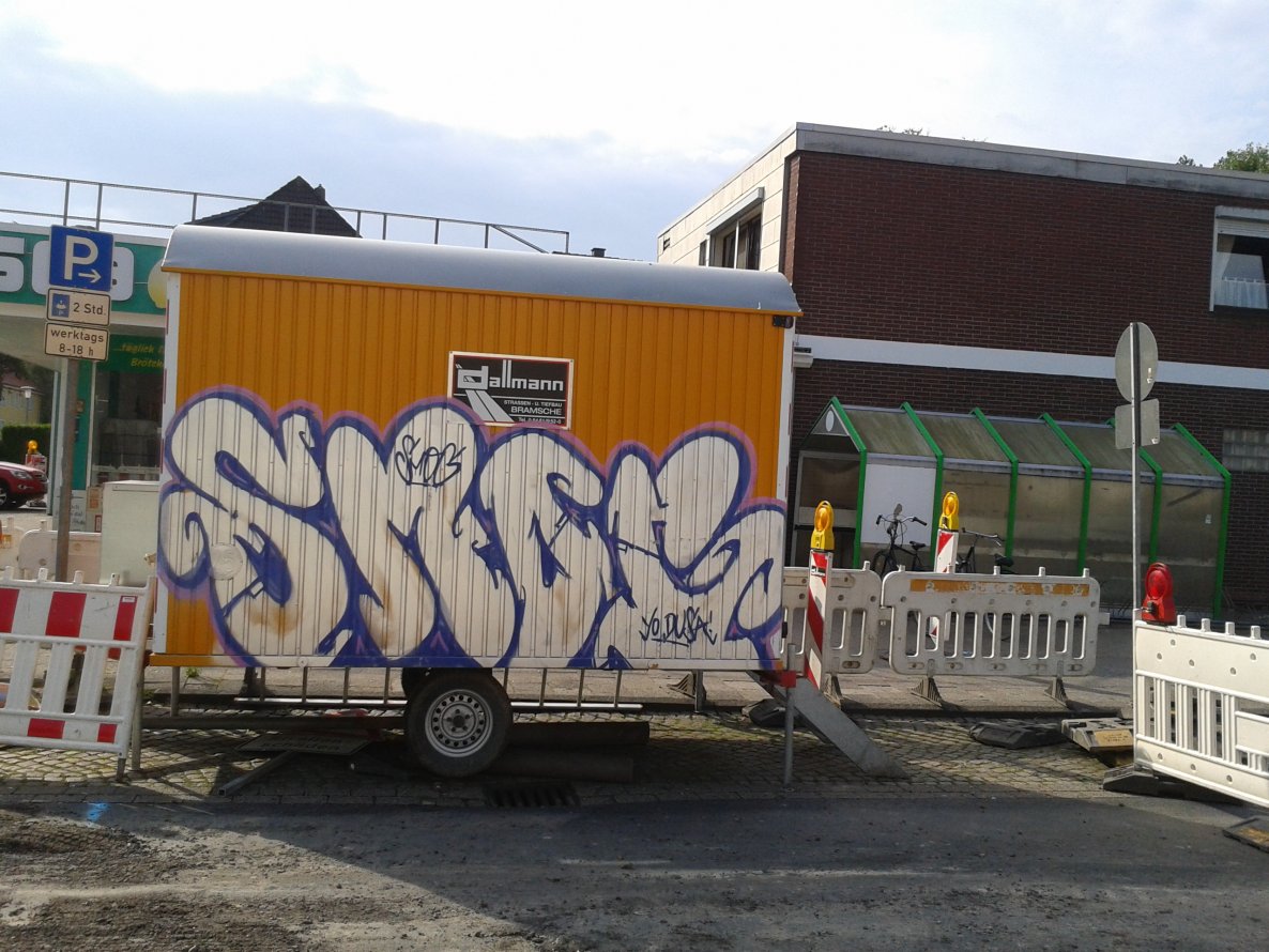 Graffiti Bombing - Photo by daREALziegenpeter - Smog