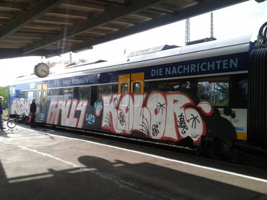 Graffiti Train - Photo by daREALziegenpeter - rozy, rally, kolor