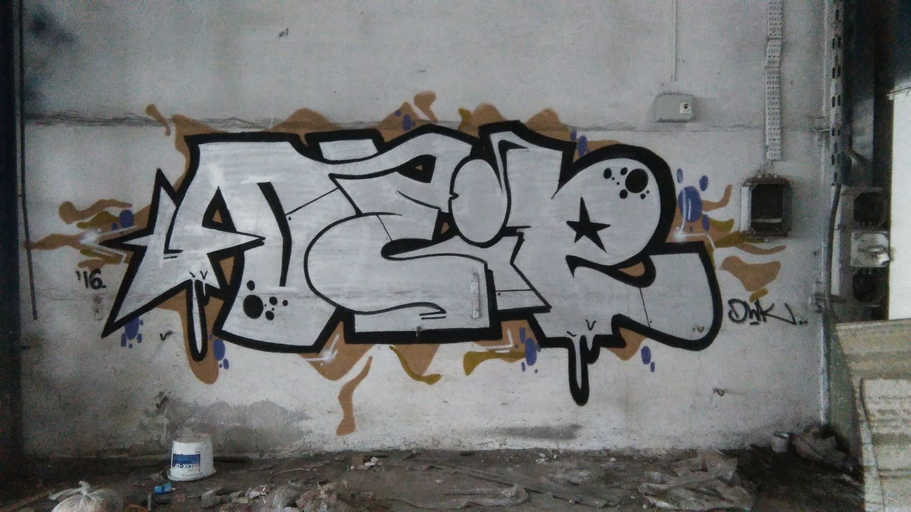 Graffiti Wall in Vodka - Photo by daybeforetommorow - Dwk, Dey2 (2007)