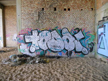 Graffiti Bombing - Photo by daybeforetommorow (2014)