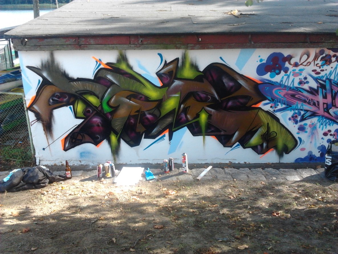 Graffiti Wall in Quinhámel - Photo by defekt389