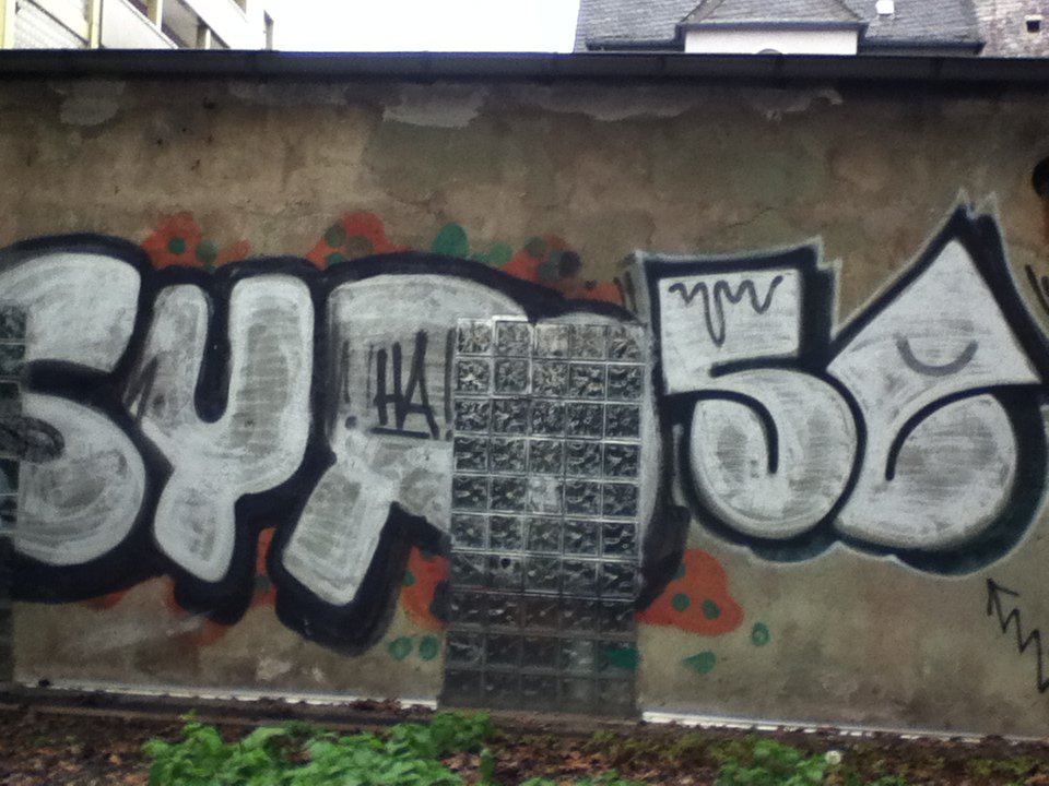 Graffiti Bombing - Photo by deinemudda - syro