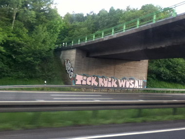 Graffiti Bombing - Photo by deinemudda - tick, ruik, wusa!!