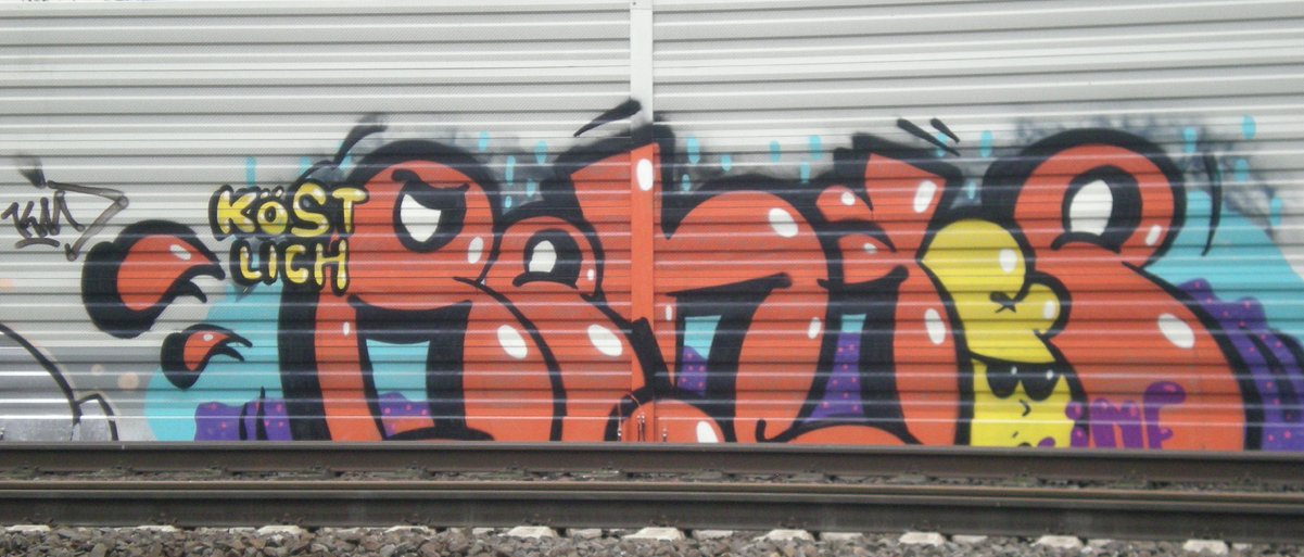 Graffiti Bombing - Photo by deringo