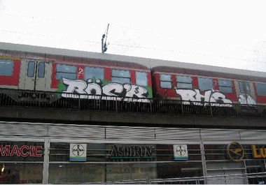Graffiti Train - Photo by deringo - kaot, moses, rhs