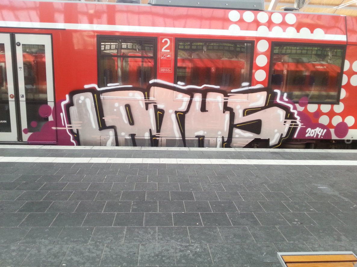 Graffiti Train - Photo by derschmock - LATHS (2014)
