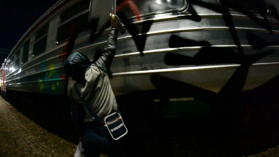 Graffiti Train - Photo by desseve7 - des, 7 (2013)