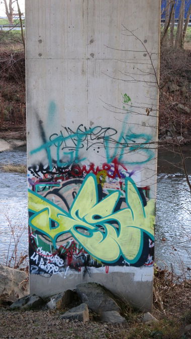 Graffiti Bombing - Photo by desu - desu (2014)