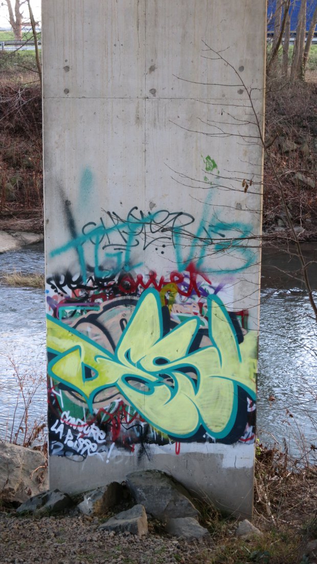 Graffiti Bombing - Photo by desu - desu (2014)