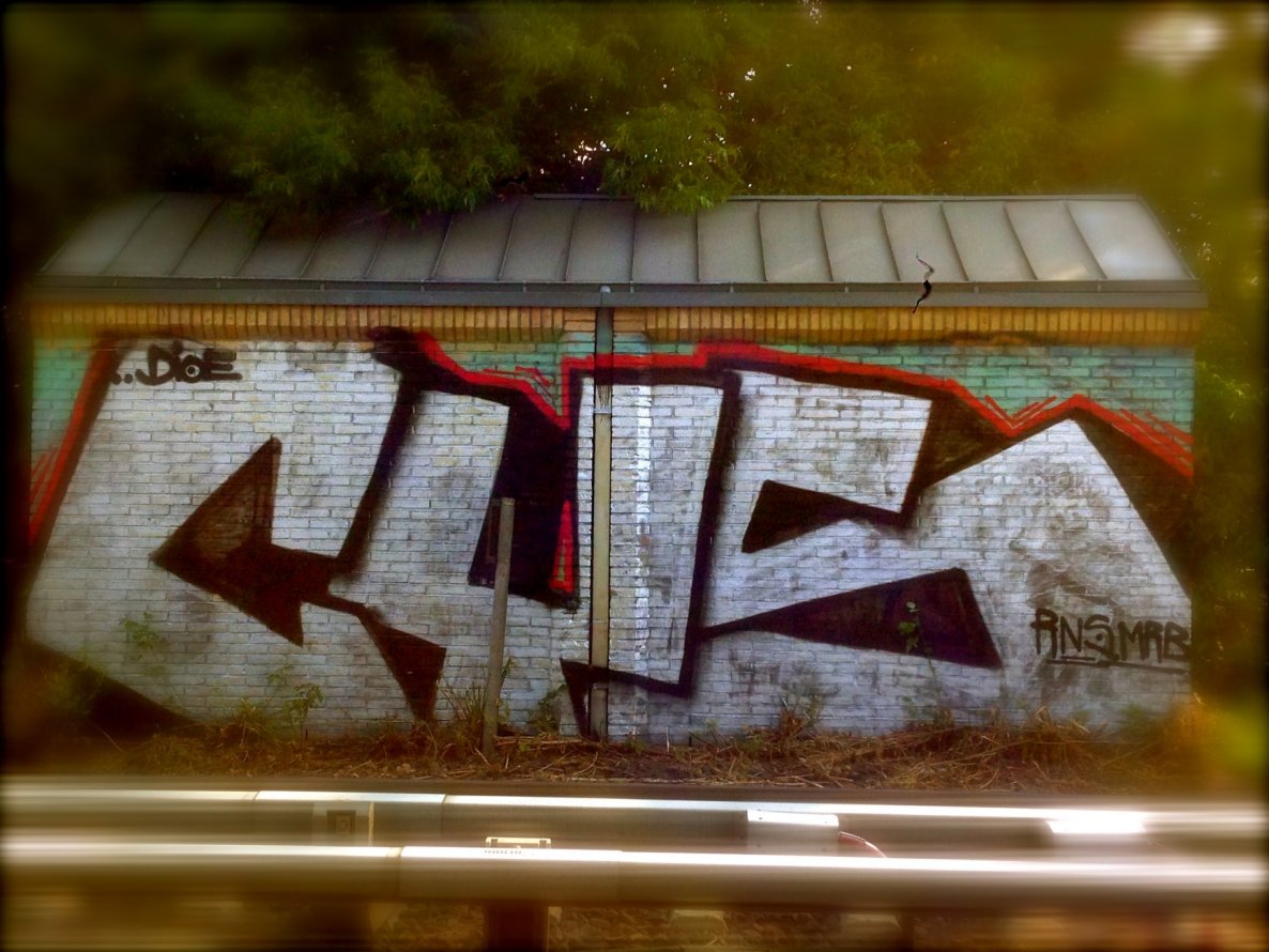 Graffiti Bombing - Photo by dioe48 - cys, dioe, dio (2014)