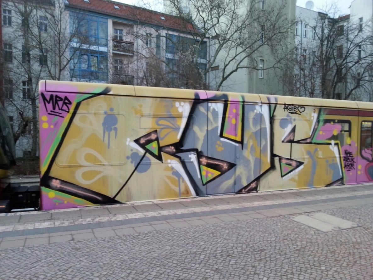 Graffiti Train - Photo by dioe48 - dioe, asok, sruk (2015)