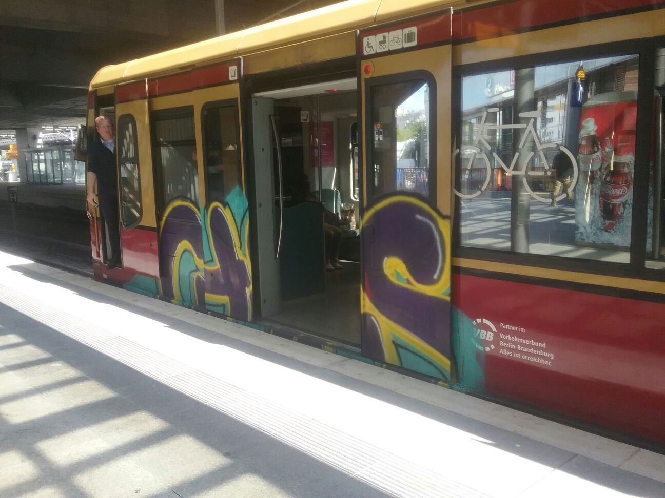 Graffiti Train - Photo by dioe48 - Cys