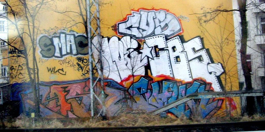 Graffiti Bombing - Photo by dioe48 - Cys