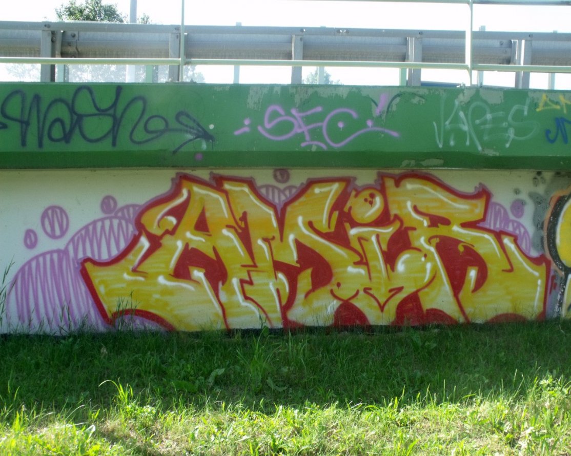 Graffiti Bombing - Photo by dirtistajl - amir (2013)