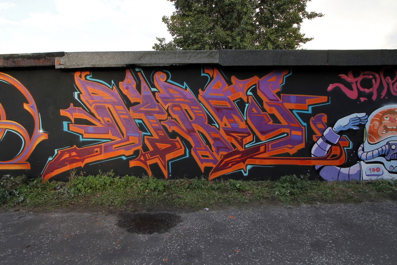 Graffiti Wall - Photo by dirts - Dirty, NERDS (2015)