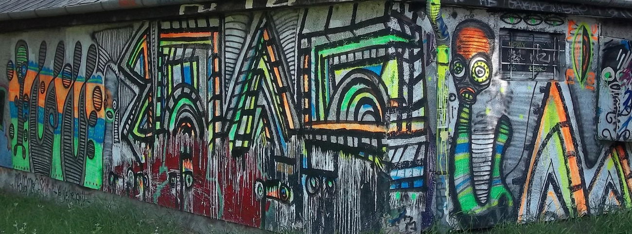 Graffiti Wall in Budapest - Photo by dirtyartterror - info, naamloz (2013)