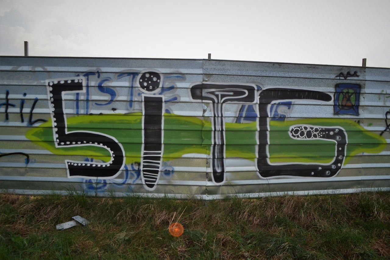 Graffiti Bombing - Photo by dirtyartterror - sitg, dat, rhl (2016)