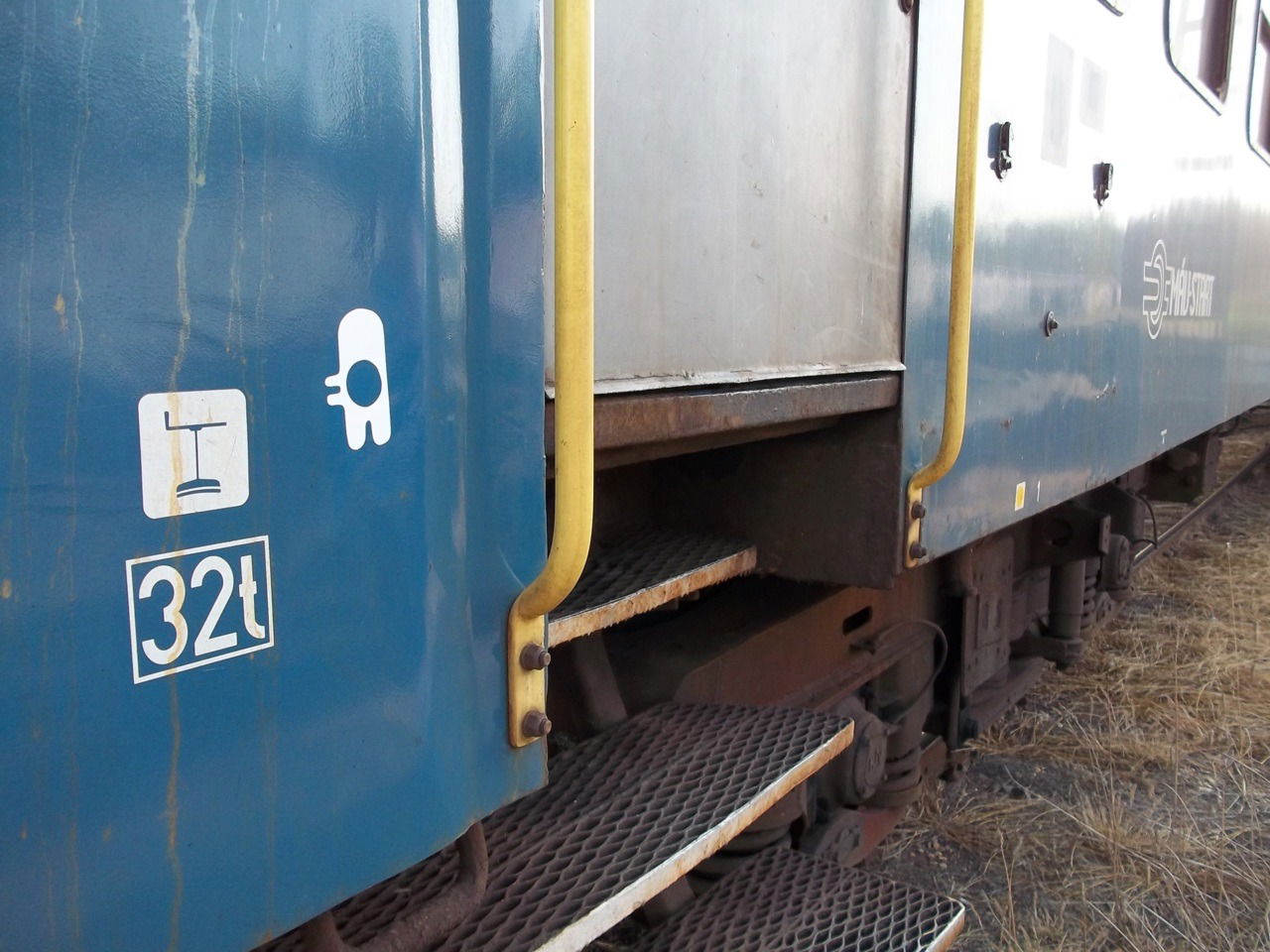 Graffiti Train - Photo by dirtyartterror - info (2011)