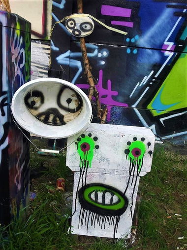 Graffiti Street Art in Budapest - Photo by dirtyartterror - naamloozz, info (2013)