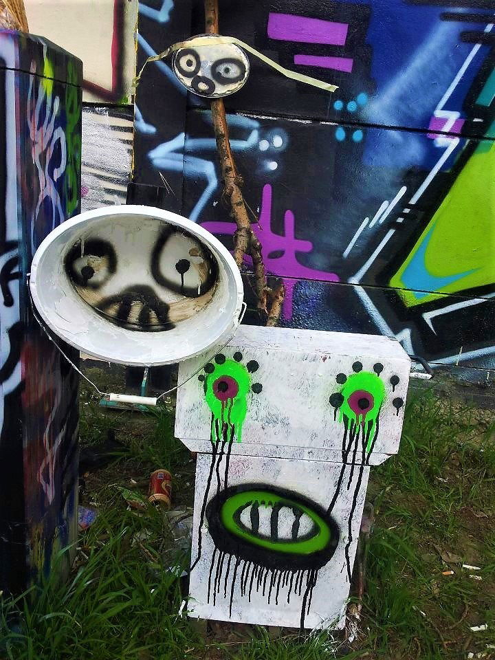 Graffiti Street Art in Budapest - Photo by dirtyartterror - naamloozz, info (2013)