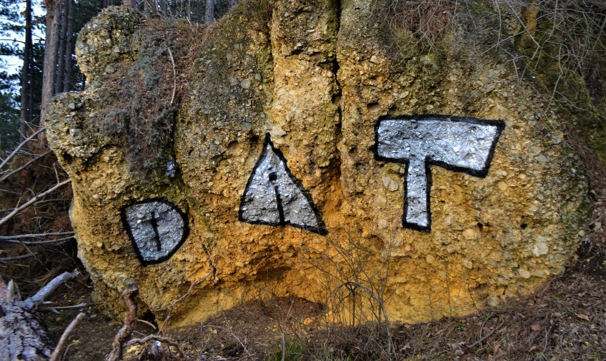 Graffiti Bombing - Photo by dirtyartterror - DAT, DATCREW