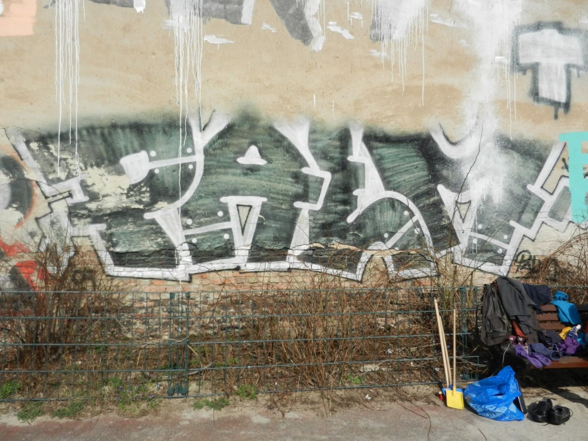 Graffiti Bombing in Berlin - Photo by dripslover - palm, hls