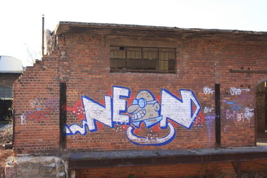 Graffiti Wall in Leipzig - Photo by dripslover - neon