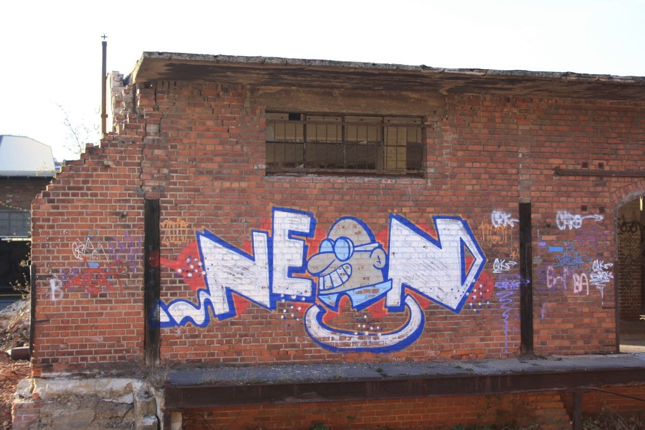 Graffiti Wall in Leipzig - Photo by dripslover - neon