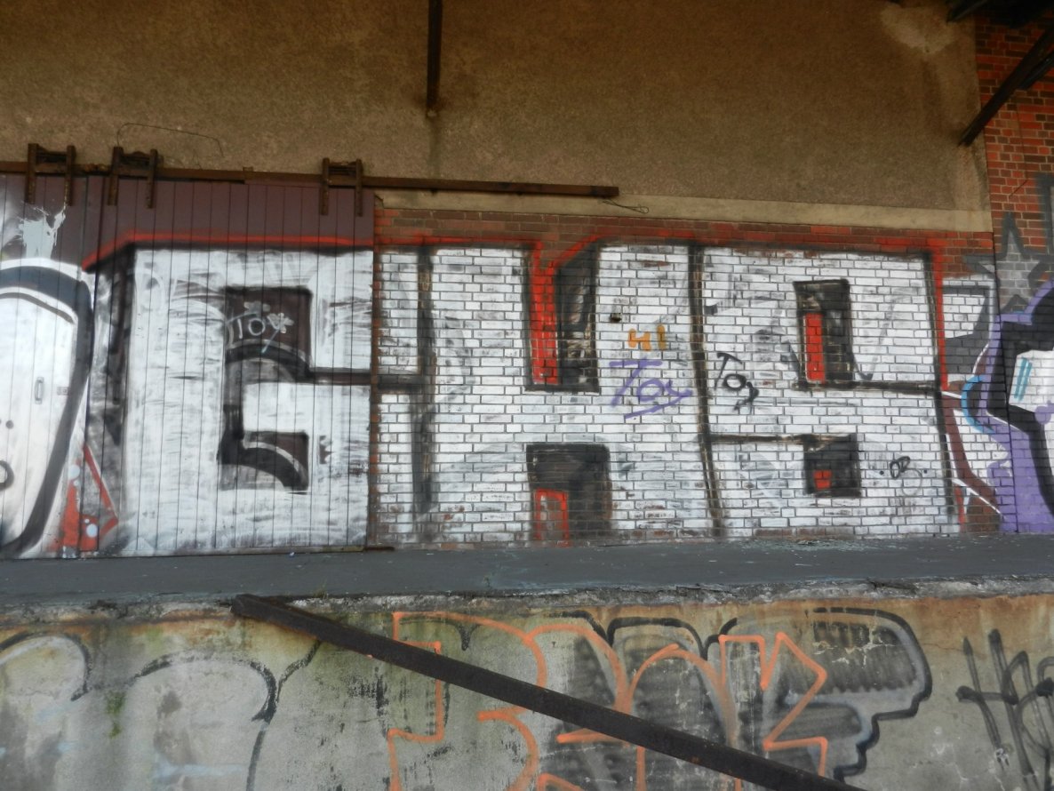 Graffiti Bombing in Berlin - Photo by dripslover - ghs