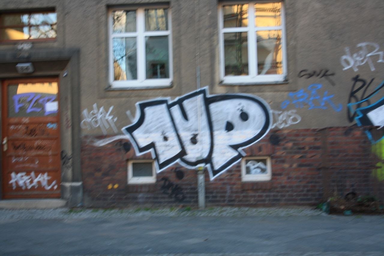 Graffiti Bombing in Leipzig - Photo by dripslover - 1up