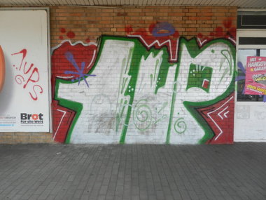 Graffiti Bombing in Berlin - Photo by dripslover - 1up