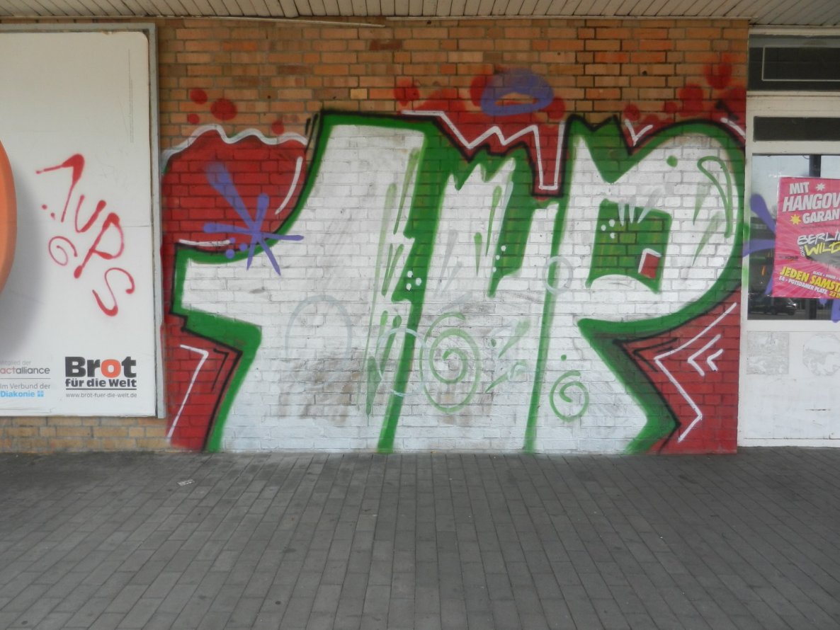 Graffiti Bombing in Berlin - Photo by dripslover - 1up