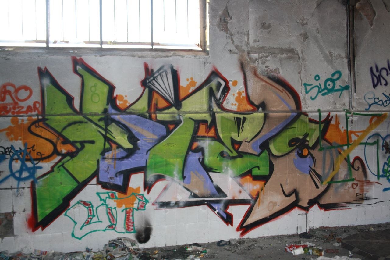 Graffiti Wall in Leipzig - Photo by dripslover - mies