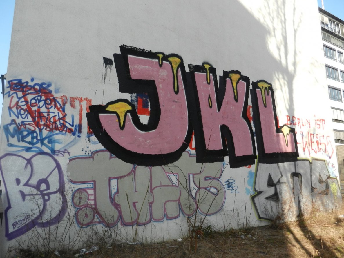 Graffiti Bombing in Berlin - Photo by dripslover - jkl, thats, ewe