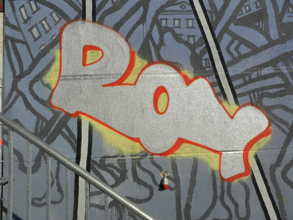 Graffiti Bombing in Berlin - Photo by dripslover - roy