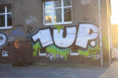 Graffiti Bombing in Leipzig - Photo by dripslover - 1up, dns