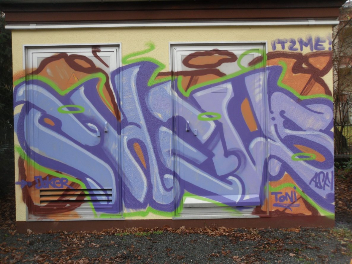 Graffiti Wall - Photo by dripslover - chews, asf
