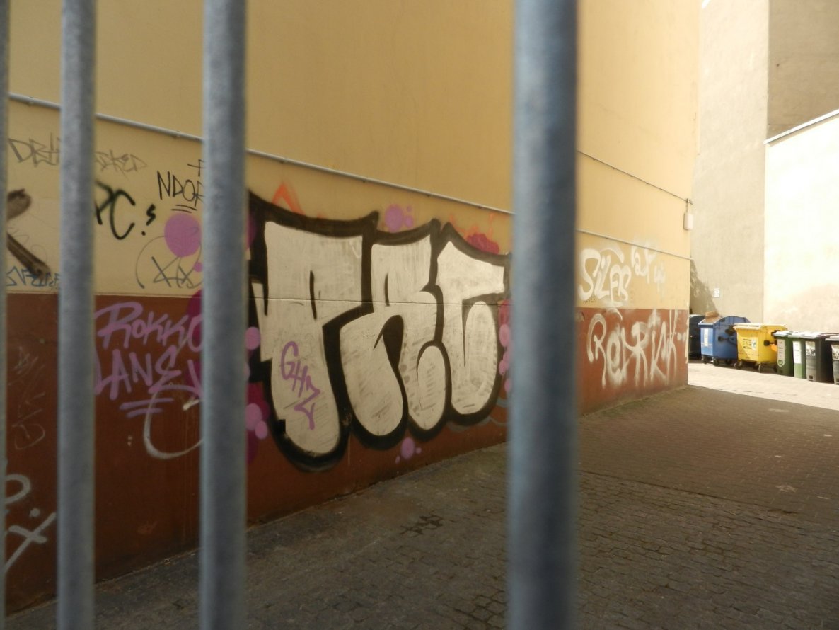 Graffiti Bombing - Photo by dripslover - prc, rocco
