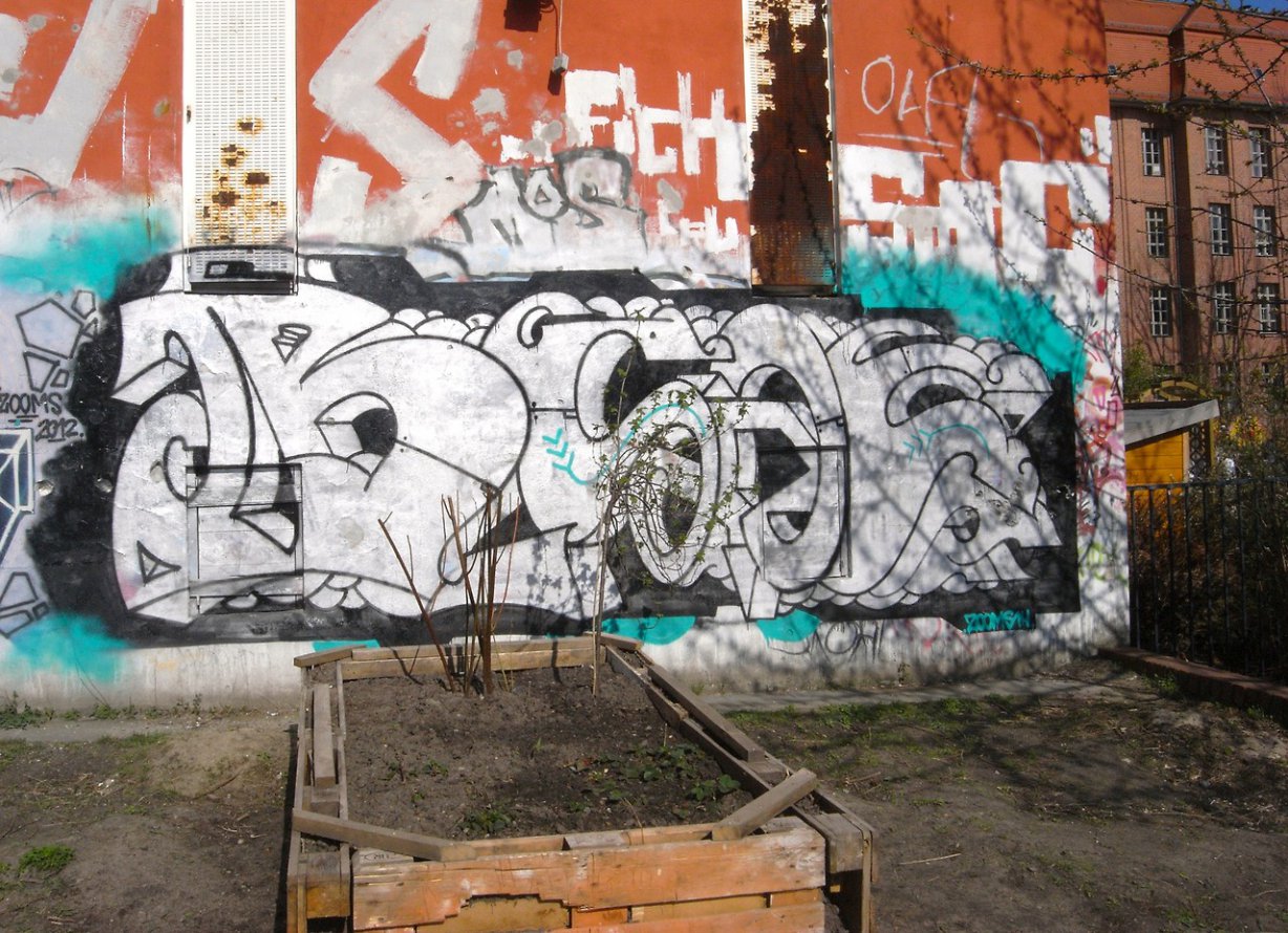 Graffiti Wall - Photo by drkool - bsos, zoom