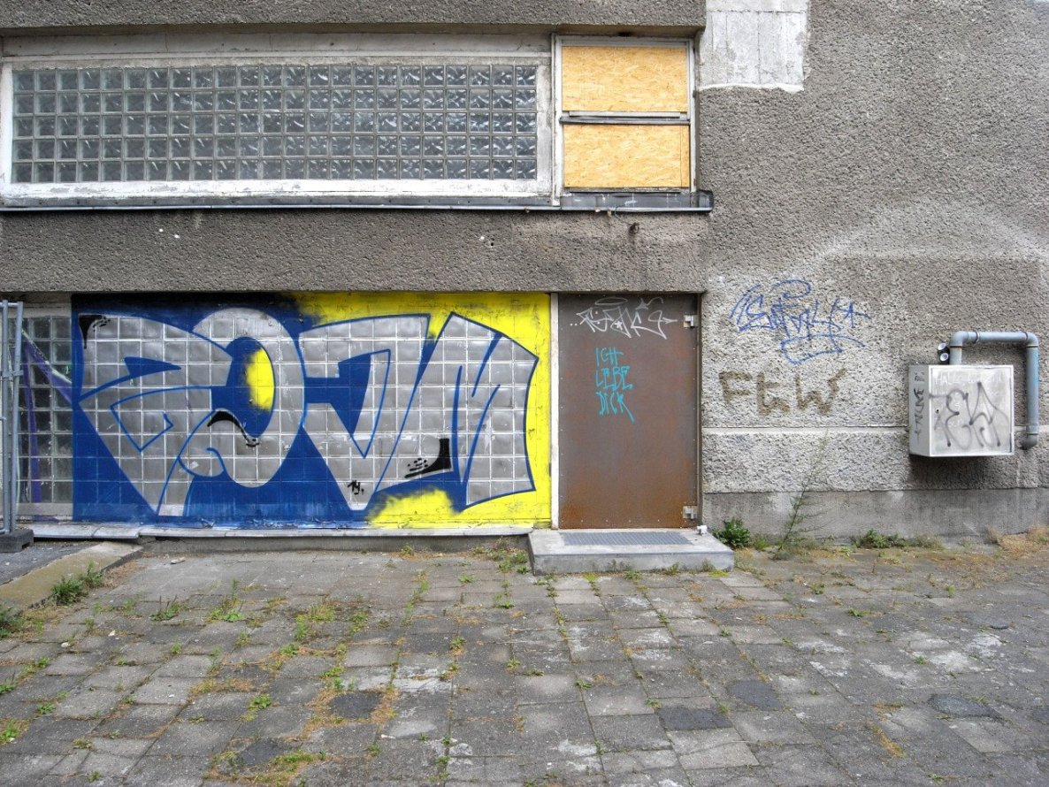 Graffiti Bombing - Photo by drkool - zoom
