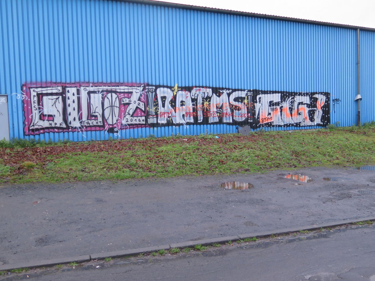 Graffiti Bombing - Photo by drkool - gigz, ratm, gigs