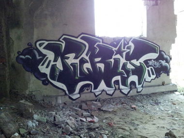Graffiti Bombing in Sroda Slaska - Photo by dubtroe - furis, rufis, hmbs (2011)