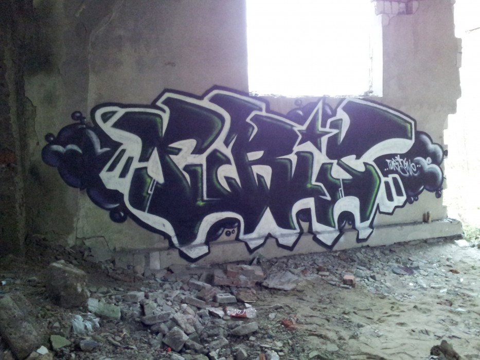 Graffiti Bombing in Sroda Slaska - Photo by dubtroe - furis, rufis, hmbs (2011)