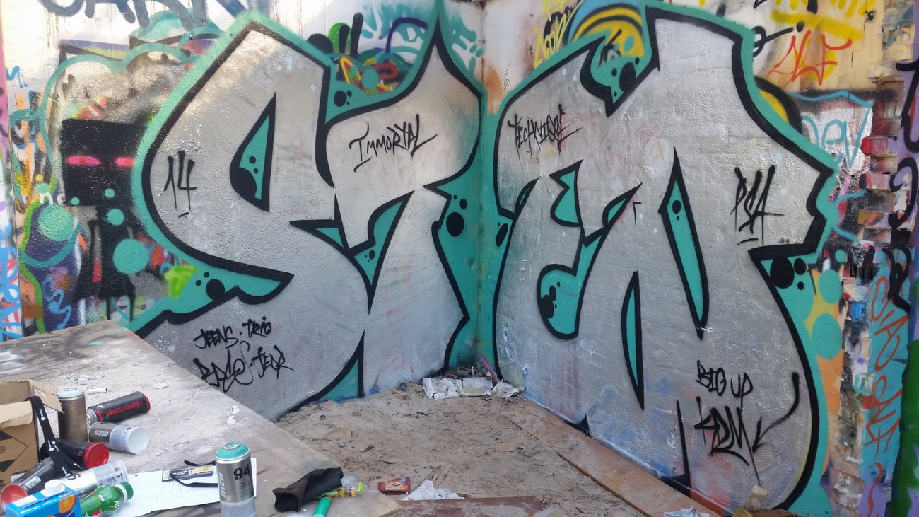 Graffiti Wall - Photo by dumberone