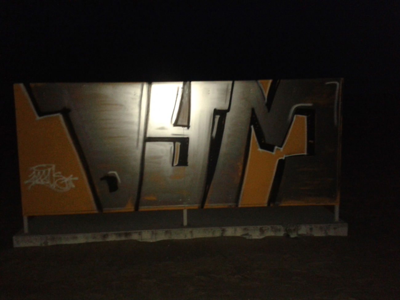 Graffiti Bombing - Photo by dymsoon (2014)