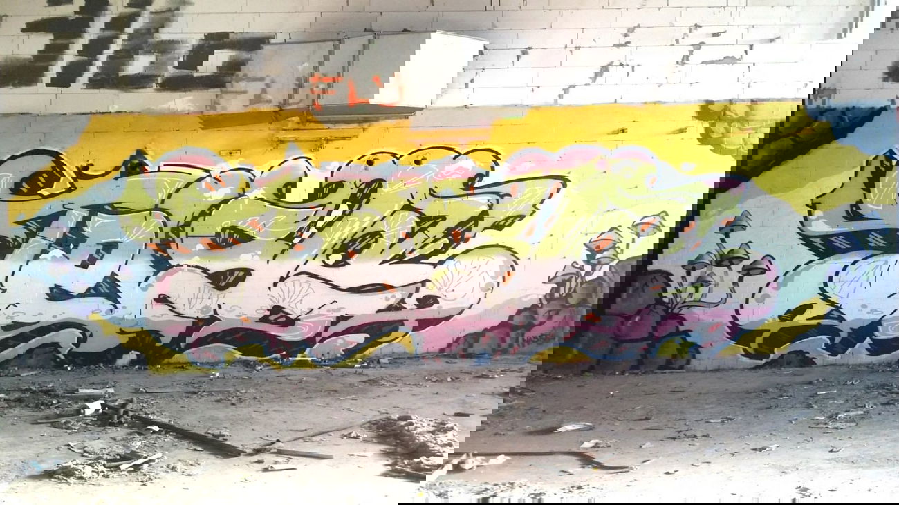 Graffiti Wall - Photo by edding3000 - tesla (2014)