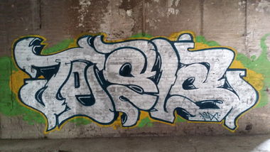 Graffiti Wall - Photo by edding3000 - tesla (2014)