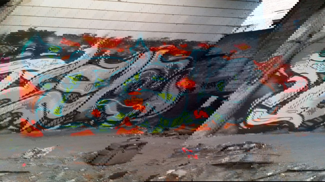 Graffiti Wall - Photo by edding3000 - tesla (2014)